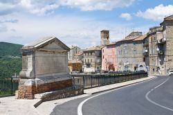 La spettacolare strada di accesso al borgo di Narni uno dei più belli dell'Umbria e dell'italia - © Mi.Ti. / Shutterstock.com