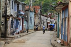 Una strada del centro di Baracoa (Cuba). Fino agli anni Sessanta, la città era quasi completamente isolata dal resto del paese per la mancanza di collegamenti stadali adeguati.