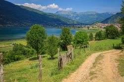 Strada di campagna verso Plav, Montenegro. La città è incastonata in una bella vallata dai paesaggi ancora incontaminati.



