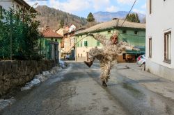 Strada di Cerkno (Circhina) durante il carnevale sloveno - © Xseon / Shutterstock.com 