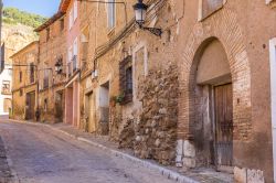 Strada di ciottoli nel cuore del centro storico di Daroca, Aragona, Spagna. Passeggiando a piedi fra vicoli e stradine del borgo se ne possono scorgere suggestivi angoli nascosti.



