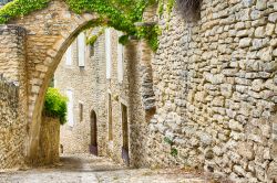 Strada del borgo di Gordes, Francia - Un angolo caratteristico nel cuore del villaggio provenzale © Jemny / Shutterstock.com