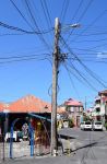 Una tipica strada di Roseau, isola di Dominica, Caraibi. Un caratteristico scorcio della capitale che conta circa 20 mila abitanti. In lingua creola delle Antille la città di chiama Wozo.

 ...