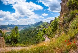 Strada nei dintorni di Pietrapertosa, Dolomiti Lucane (Basilicata) - © canadastock / Shutterstock.com