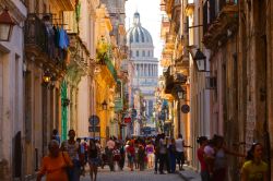 Una strada de La Habana Vieja molto affollata e, sullo sfondo, la cupola del Capitolio - © Denys Turavtsov / Shutterstock.com