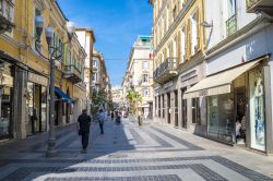 Uno scorcio di Corso Matteotti: la via dello shopping di Sanremo - situato in pieno centro città, il famoso Corso Matteotti è la via dello shopping per eccellenza di Sanremo, l'elegante ...