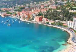 Strada inferiore delle Trois Corniches sulla Costa Azzurra, Francia. Nata nel 1860, questa strada costeggia la linea ferroviaria ed è la più frequentata perchè facile da ...