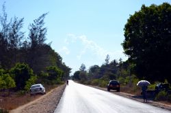 Un'immagine della strada che collega la città di Mombasa (la seconda più grande del Kenya dopo Nairobi) alla cittadina di Malindi.
