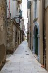 Una strada nel centro storico di Ortona (Abruzzo). La cittadina conta circa 23.000 abitanti ed è una famosa locqlità balneare dell'Adriatico.
