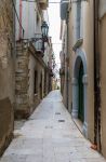 Una strada nel centro storico di Ortona (Abruzzo). La cittadina conta circa 23.000 abitanti ed è una famosa locqlità balneare dell'Adriatico.
