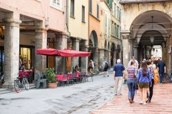 Scorcio fotografico di una strada nel centro storico di Pisa, Toscana. Con i Comuni limitrofi, Pisa arriva a formare un sistema urbano di circa 200 mila abitanti distribuiti su 500 km quadrati ...