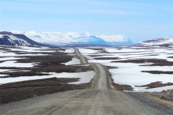 Una strada attraversa il territorio selvaggio dell'Islanda, in direzione di Husavik.