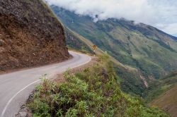 Strada panoramica di montagna fra Balsas e Leimebamba, Perù. Questi due distretti sono stati istituiti sin dall'indipendenza del Perù - © Matyas Rehak / Shutterstock.com
 ...