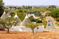 Strada panoramica nella valle d'Itria, itinerario in Puglia.