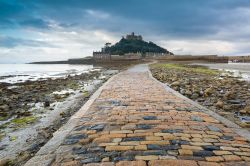 La strada pedonale verso Mont-Saint-Michel durante la bassa marea, Normandia, Francia. Dal 2014 una nuova passarella pedonale consente di raggiungere a piedi il santuario e il borgo - © ...