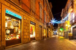 Strada pedonale nel centro di Alba in notturna, Piemonte, Italia. Una delle vie cittadine illuminate durante il periodo natalizio - © Rostislav Glinsky / Shutterstock.com 