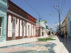 Strada pedonale nel centro di Bayamo, città di oltre 200.00 abitanti capoluogo della provincia di Granma, Cuba.