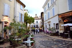 La strada principale del centro storico di Lourmarin (Vaucluse, Provenza-Alpi-Costa Azzurra), il villaggio alle pendici del Luberon.