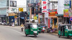 La strada principale nel centro di Negombo, dove si trovano molti negozi - © HildaWeges Photography / Shutterstock.com