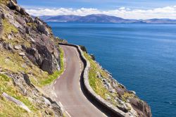 Strada Slea Head Drive a Dingle, Irlanda. Il bel percorso ad anello, con partenza e arrivo a Dingle, che permette di ammirare numerose attrazioni e paesaggi mozzafiato della parte occidentale ...