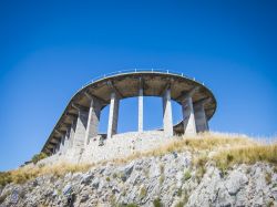 Strada sopraelevata a Maratea, Italia - L'impressionante cavalcavia che collega la chiesa di San Biagio alla statale: l'ultimo tratto si può percorrere solo con un servizio di ...