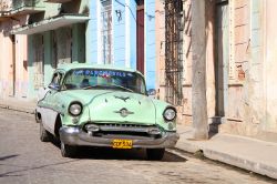 Una vecchia automobile a Camaguey, Cuba - Parcheggiata lungo le strade di Camaguey quest'automobile testimonia il passato ma anche il presente motoristico della città dove solo con ...