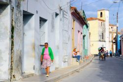 Strada tipica nel centro di Camaguey, Cuba - Edifici dalle facciate colorate si affacciano su strade e viuzze affollate di questa città cubana © Regien Paassen / Shutterstock.com ...