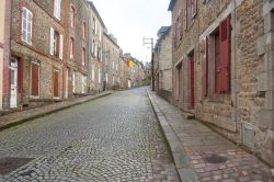 Una strada tipica del borgo di Dinan, Francia. La Rue du Jerzual collega il centro storico al porto sul fiume Rance - foto © Chanclos / Shutterstock.com