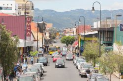 Vista panoramica su una strada trafficata di San José, Costa Rica. Una delle vie della downtown della capitale - © Dmitry Burlakov / Shutterstock.com