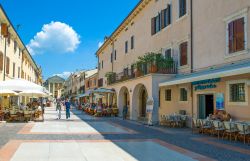 Strada turistica nel centro di Bardolino nel Veneto, costa est del Lago di Garda - © Gimas / Shutterstock.com