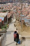 Strada verso il centro di La Paz, Bolivia. Gli edifici della capitale governativa della Bolivia si aggrappano ai lati del canyon. Sullo sfondo, le case della parte bassa di La Paz - © Rafal ...