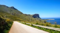 Strada verso la Riserva Naturale Orientata dello Zingaro in Sicilia