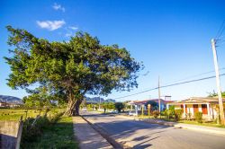 Una strada di Viñales (Cuba) che conduce nelle campagne circostanti, dove si trova il Parque Nacional Viñales.