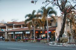 Strade colorate nella città di Port Douglas, Australia. Oltre 1 milione di turisti visita ogni anno questa località del Queensland - © GagliardiImages / Shutterstock.com