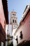 Tipiche strade a Marbella, Spagna. Una delle strette viuzze in cui passeggiare nel centro di Marbella per andare alla scoperta dei suoi angoli più autentici - © Pakmor / Shutterstock.com ...