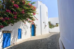 Strade di Panarea, Sicilia - Una delle caratteristiche viuzze dell'isola delle Eolie su cui si affacciano le abitazioni dalle facciate intonacate di bianco e impreziosite con porte azzurre ...