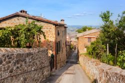 Strade e case a Montepulciano, Toscana, Italia.


