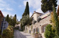 Una stradina acciottolata a Saint-Paul-de-Vence, Francia. Questo borgo è uno dei più pittoreschi a nord di Nizza.




