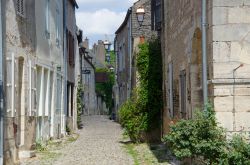Stradina nel centro storico di Noyers sur Serein in Borgogna - © Michal Szymanski / Shutterstock.com 