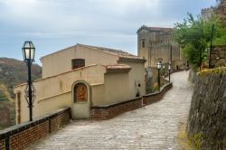 Una stradina nel centro storico di Savoca, costa est della Sicilia - © Nikiforov Alexander / Shutterstock.com