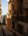 Una stradina del centro storico di Giardini Naxos, Sicilia. Siamo nella Sicilia orientale sul mar Ionio. 

