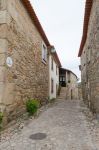 Una stradina del villaggio medievale di Castelo Mendo, nel distretto di Guarda, Portogallo. 
