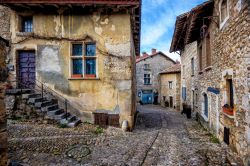 Stradina di ciottoli a Perouges, vecchia città fortificata nei pressi di Lione (Francia).

