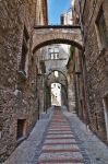 Una stretta stradina in salita nel borgo di Narni - © Mi.Ti. / Shutterstock.com