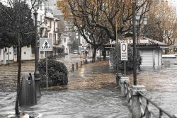 Straripamento del Lago Maggiore a Laveno Mombello, Lombardia. Una via del Comune inondata dalle acque del Lago Maggiore esondato in autunno - © Massimo De Candido / Shutterstock.com