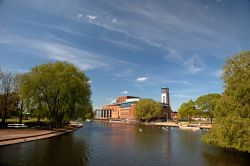 Panorama su Stratford-uon-Avon con il teatro di Shakespeare, Inghilterra - Meta turistica fra le più popolari, grazie al suo illustre cittadino William Shakespeare, Stratford accoglie ...