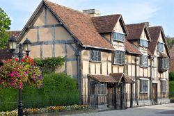 Secondo la tradizione questa è la casa dove è nato Shakespeare a Stratford-upon-Avon in Inghilterra - © Boris-B / Shutterstock.com