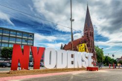 Street-art nel centro storico di Odense (Danimarca) con la scritta NYODENSE - © framedbythomas / Shutterstock.com