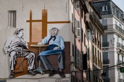Street art in una strada del centro di Tolone, Francia. Passeggiando per le vie della città si possono ammirare murales e dipinti che abbelliscono le facciate di edifici e palazzi - © ...
