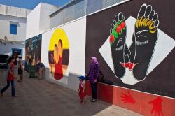 Street art in una via della medina di Asilah, Marocco. Da oltre 30 anni questa cittadina ospita un importante festival artistico e culturale che richiama oltre trecentomila artista provenienti ...
